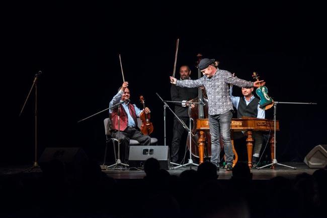 Festival Za poklady Broumovska uzavřel koncert Pavla Šporcla a Gipsy Way Ensemble 