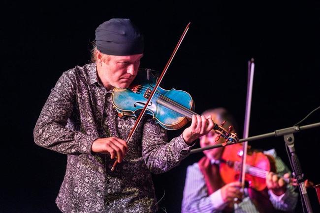 Festival Za poklady Broumovska uzavřel koncert Pavla Šporcla a Gipsy Way Ensemble 