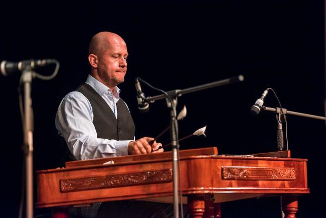 Festival Za poklady Broumovska uzavřel koncert Pavla Šporcla a Gipsy Way Ensemble 