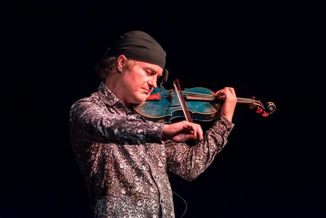 Festival Za poklady Broumovska uzavřel koncert Pavla Šporcla a Gipsy Way Ensemble 