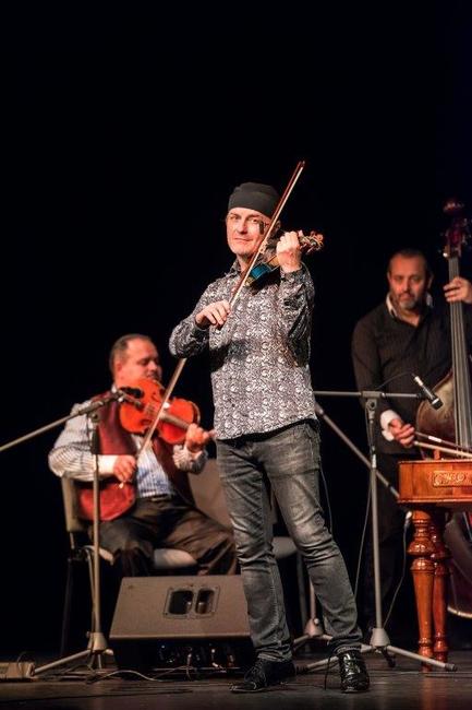 Festival Za poklady Broumovska uzavřel koncert Pavla Šporcla a Gipsy Way Ensemble 