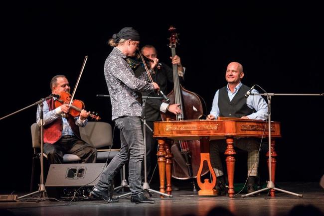 Festival Za poklady Broumovska uzavřel koncert Pavla Šporcla a Gipsy Way Ensemble 