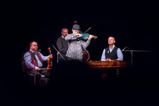 Festival Za poklady Broumovska uzavřel koncert Pavla Šporcla a Gipsy Way Ensemble 