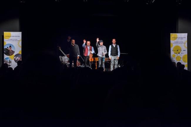 Festival Za poklady Broumovska uzavřel koncert Pavla Šporcla a Gipsy Way Ensemble 
