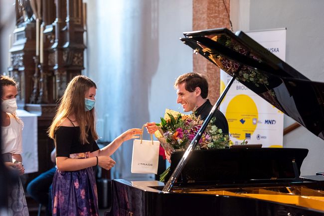 Koncert skončil dlouhotrvajícím potleskem vstoje