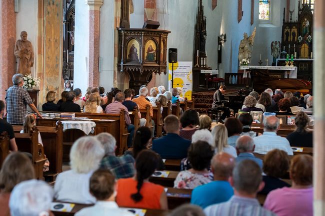 Koncert skončil dlouhotrvajícím potleskem vstoje