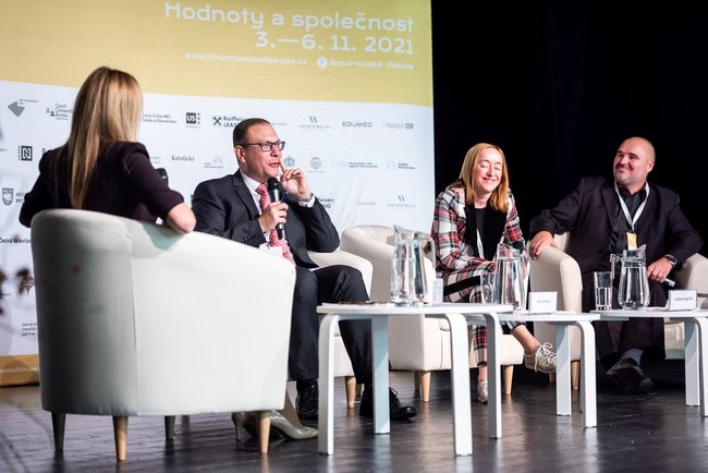 „Jaké hodnoty jsou důležité pro společnost?“ zjišťovaly Broumovské diskuse první den