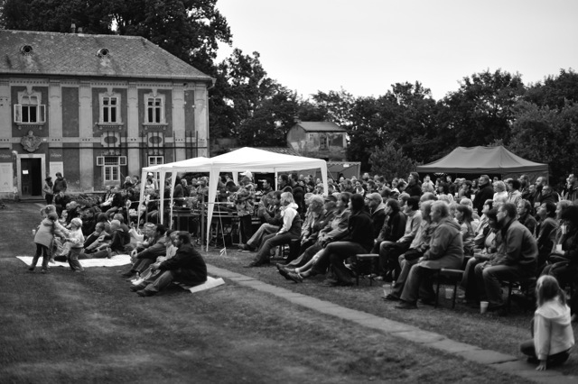 Když Beatles zněli klášterní Zahradou*