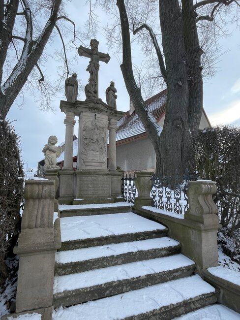 Tři krádeže soch v regionu během jednoho měsíce. Souvisí spolu případy?