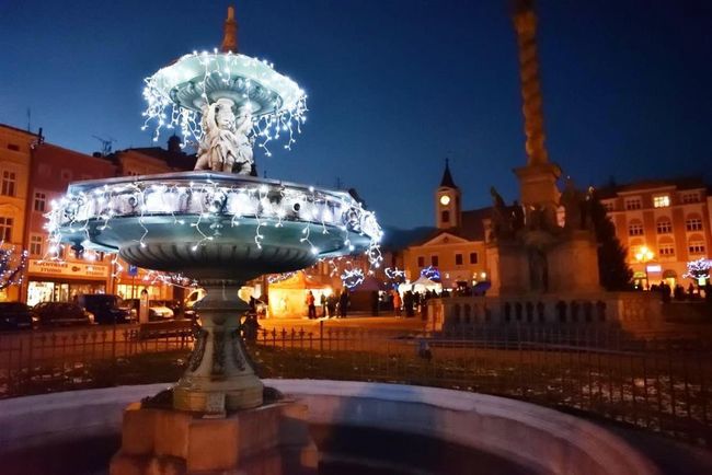 Čeští krajané v Americe obdivují vánoční výzdobu na broumovském náměstí