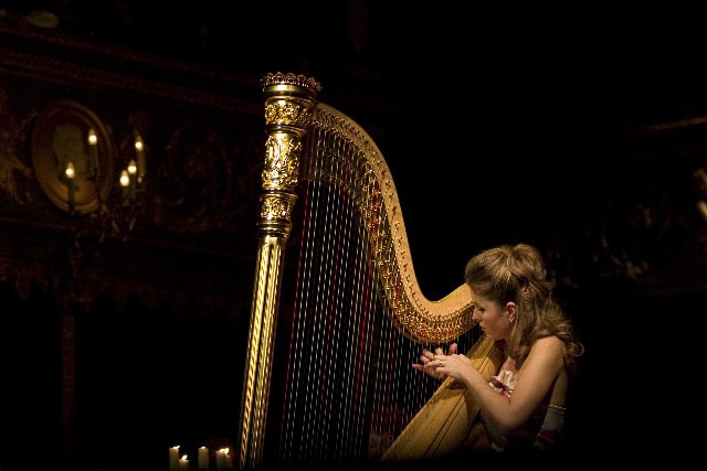Harfenistka Kateřina Englichová zahraje v kostele sv. Máří Magdaleny v Božanově 