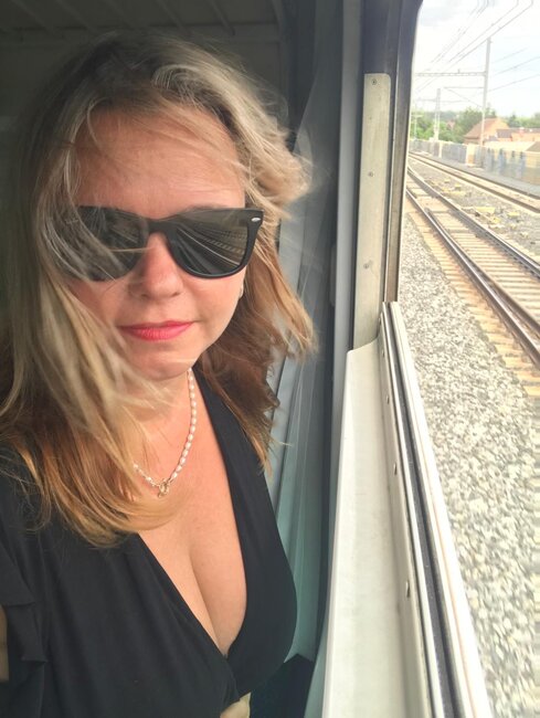 Lidé jdou po značce, kterou znají