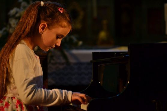Skončil 2. ročník klavírní soutěže Broumovská klávesa