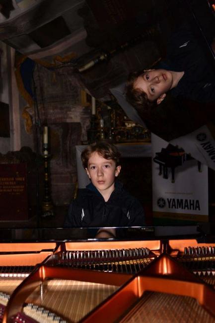 Skončil 2. ročník klavírní soutěže Broumovská klávesa