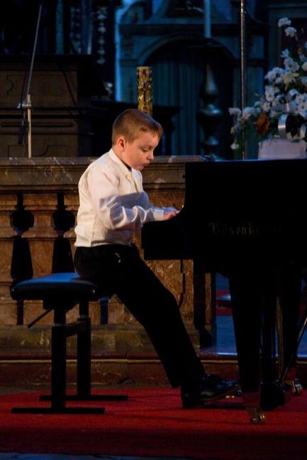 Skončil 2. ročník klavírní soutěže Broumovská klávesa