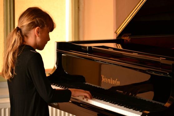 Přes padesát klavíristů z pěti zemí Evropy o víkendu změří své síly v soutěži Broumovská klávesa 