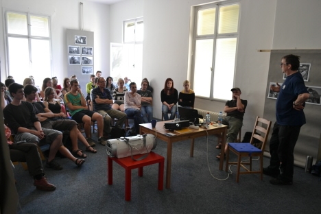 Studenti gymnázia v Broumově získali pro Oblastní charitu Hradec Králové 7632 korun