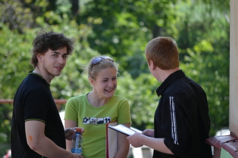 Studenti gymnázia v Broumově získali pro Oblastní charitu Hradec Králové 7632 korun