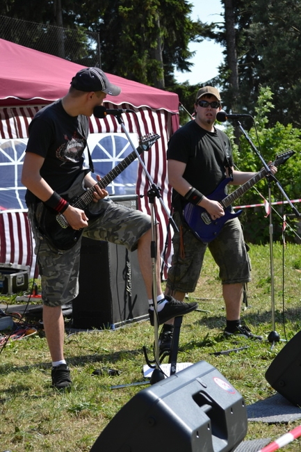 Studenti gymnázia v Broumově získali pro Oblastní charitu Hradec Králové 7632 korun
