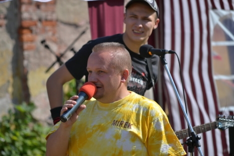 Studenti gymnázia v Broumově získali pro Oblastní charitu Hradec Králové 7632 korun