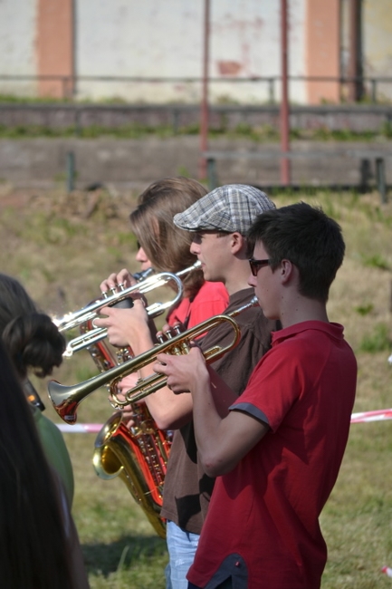 Studenti gymnázia v Broumově získali pro Oblastní charitu Hradec Králové 7632 korun