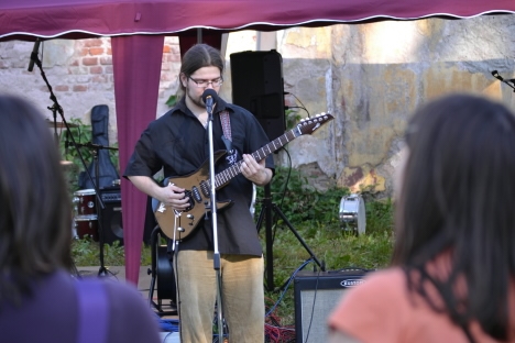 Studenti gymnázia v Broumově získali pro Oblastní charitu Hradec Králové 7632 korun