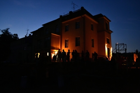 Studenti gymnázia v Broumově získali pro Oblastní charitu Hradec Králové 7632 korun