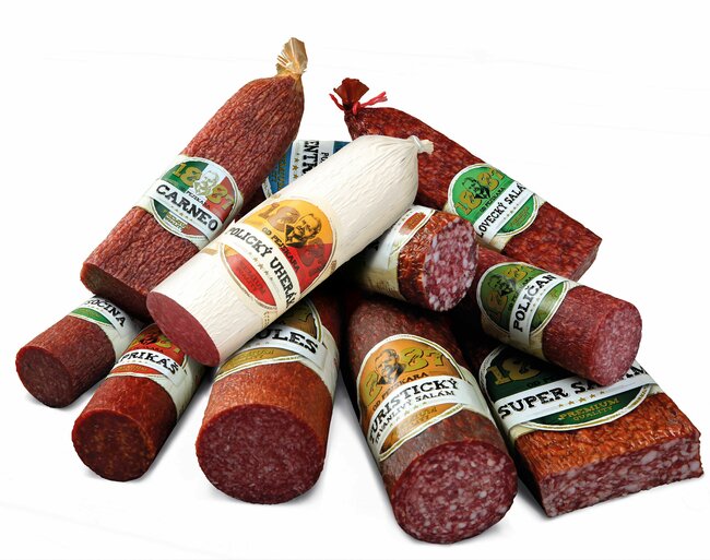 Lidé jdou po značce, kterou znají