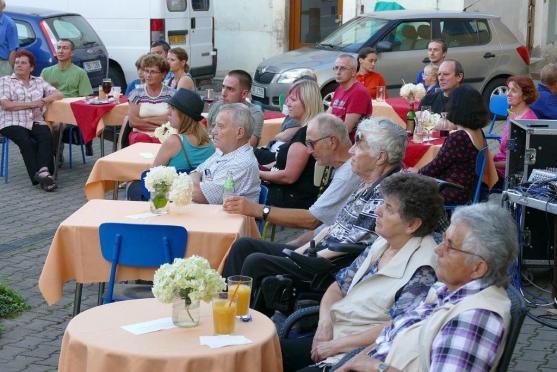 Před polickým Muzeem papírových modelů se konal historicky první koncert