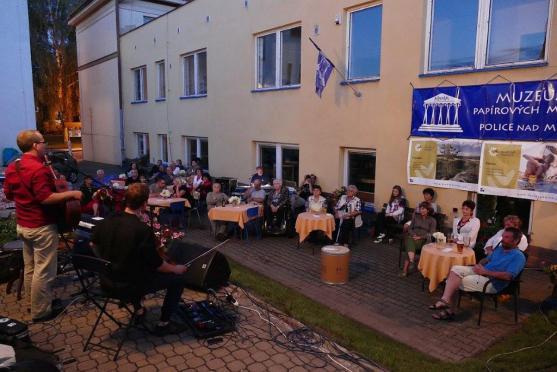 Před polickým Muzeem papírových modelů se konal historicky první koncert