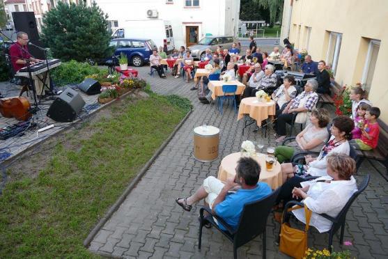 Před polickým Muzeem papírových modelů se konal historicky první koncert