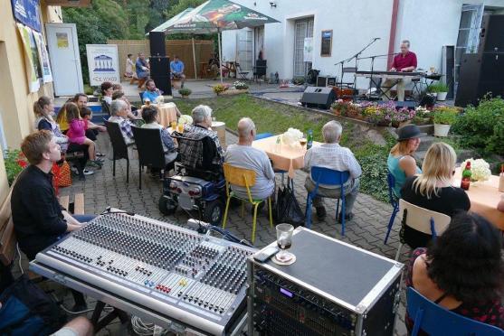 Před polickým Muzeem papírových modelů se konal historicky první koncert