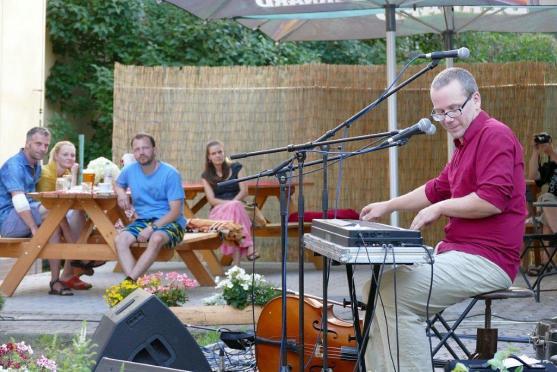 Před polickým Muzeem papírových modelů se konal historicky první koncert