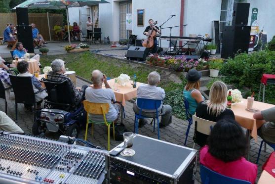 Před polickým Muzeem papírových modelů se konal historicky první koncert