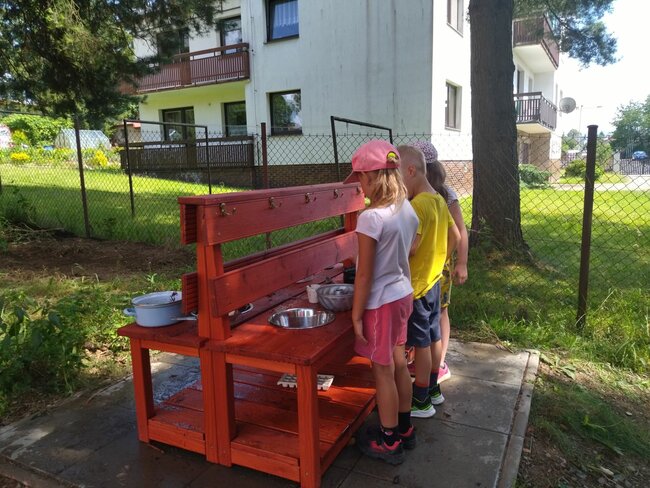 Kolárovo divadlo má nová světla, školka venkovní kuchyňku
