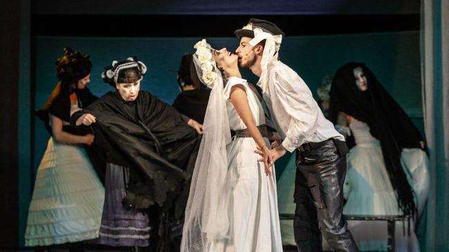 Kytice a Lakomec míří do klášterní zahrady