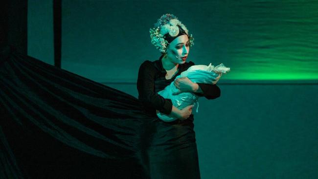 Kytice a Lakomec míří do klášterní zahrady