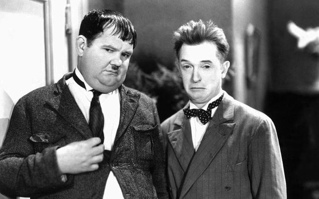 Laurel a Hardy rozesmějí diváky na Terase před Muzeem papírových modelů