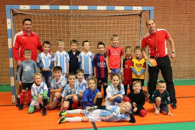 Fotbalová přípravka Slovanu Broumov strávila nedělní dopoledne s Létajícími trenéry