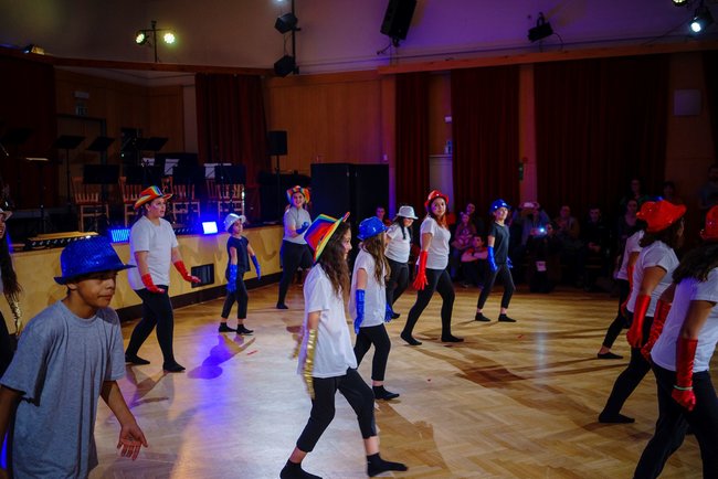 Přeplněná Střelnice a zářící dětské oči