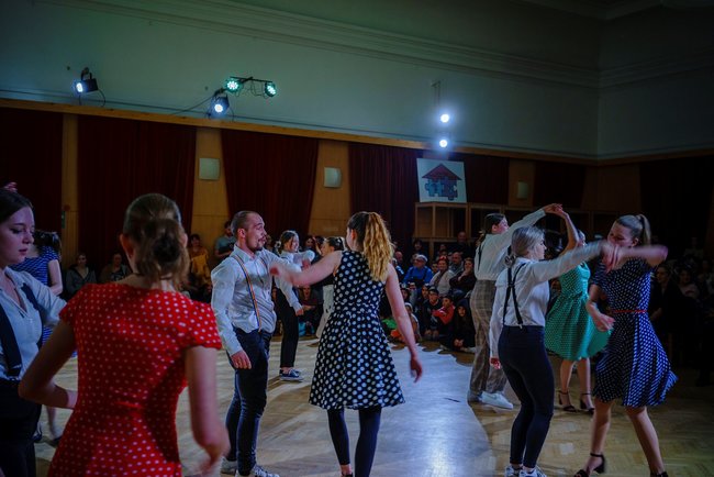 Přeplněná Střelnice a zářící dětské oči