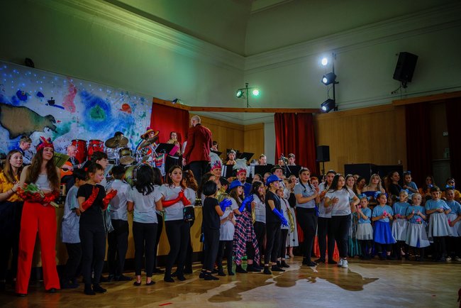 Přeplněná Střelnice a zářící dětské oči