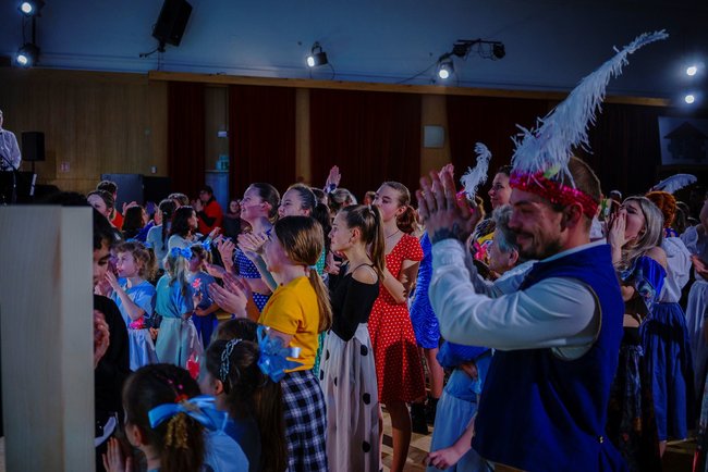 Přeplněná Střelnice a zářící dětské oči