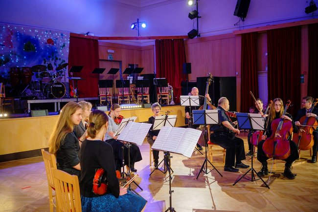 Přeplněná Střelnice a zářící dětské oči