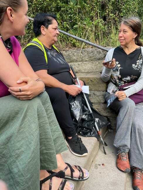 Pomáhá uklízet město. „Jsem ráda, že jsem venku,“ říká Magdaléna Grundzová