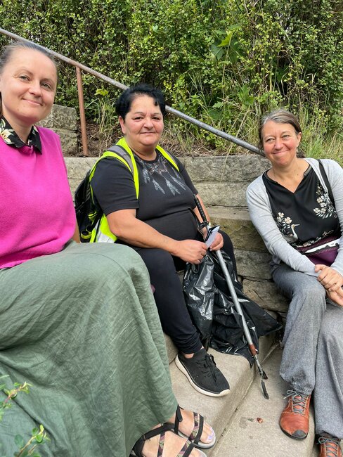 Pomáhá uklízet město. „Jsem ráda, že jsem venku,“ říká Magdaléna Grundzová