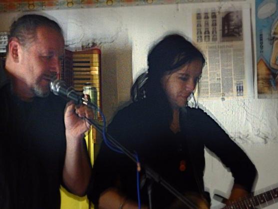 "Pověz mi svůj příběh," zašeptala, "a já ti povím ten svůj..."