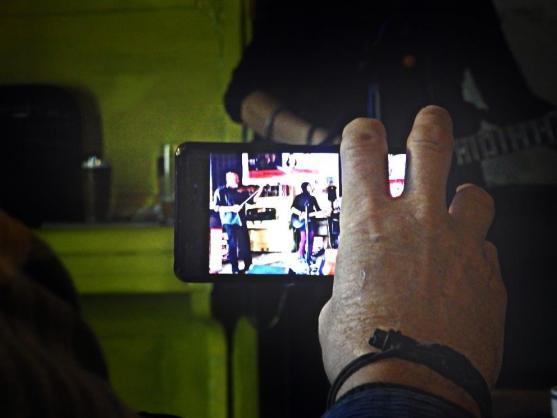 "Pověz mi svůj příběh," zašeptala, "a já ti povím ten svůj..."