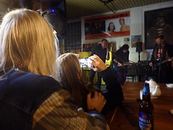 "Pověz mi svůj příběh," zašeptala, "a já ti povím ten svůj..."