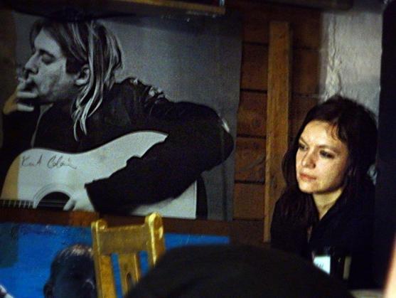 "Pověz mi svůj příběh," zašeptala, "a já ti povím ten svůj..."